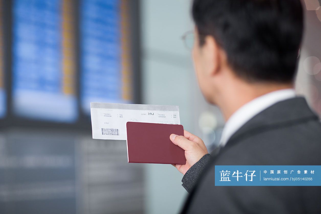 年轻商务女子在机场拿着机票和护照-蓝牛仔影像-中国原创广告影像素材
