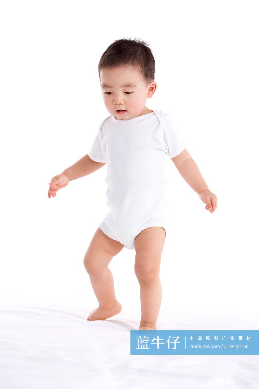 可爱的男婴走路