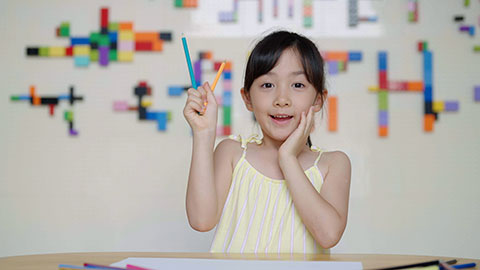 俏皮聪慧的女孩