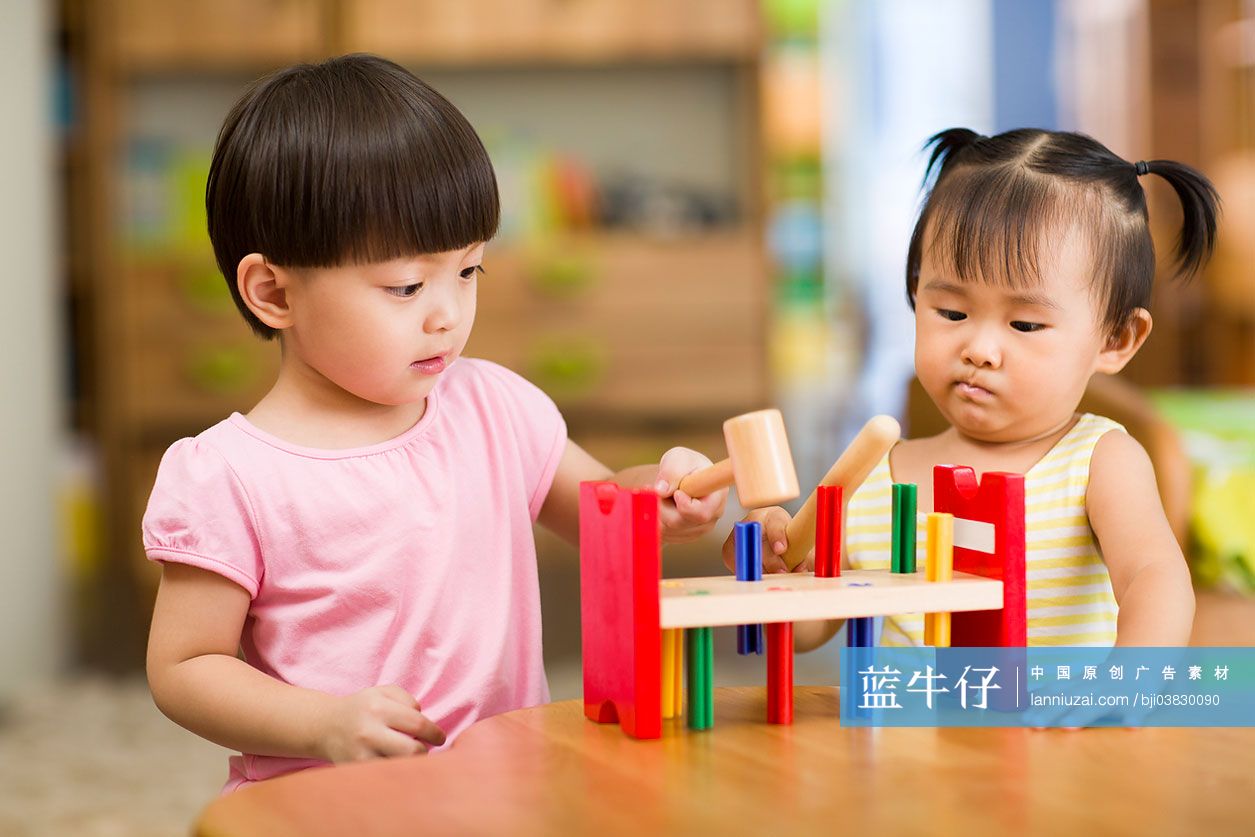 可爱小女孩玩玩具