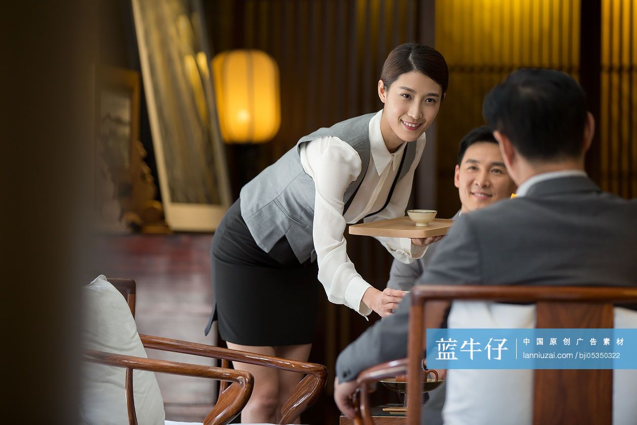 自信的房产经纪人和顾客握手-蓝牛仔影像-中国原创广告影像素材