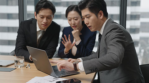 Confident Chinese business people having a meeting,4K