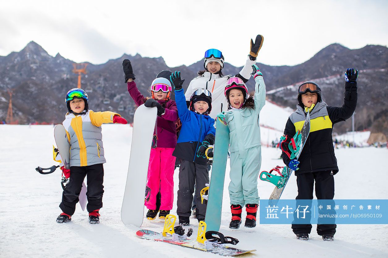 孩子们和教练在滑雪场玩