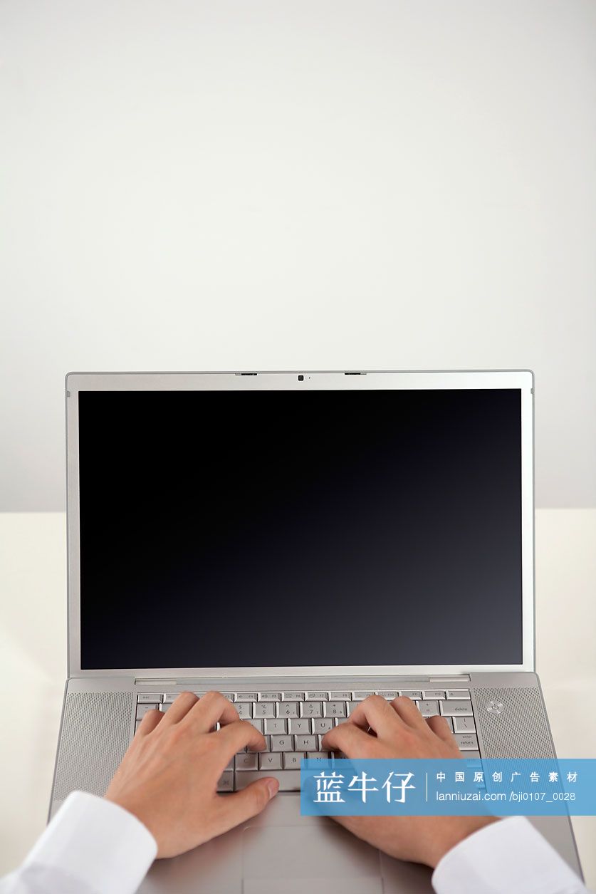 男子使用笔记本电脑