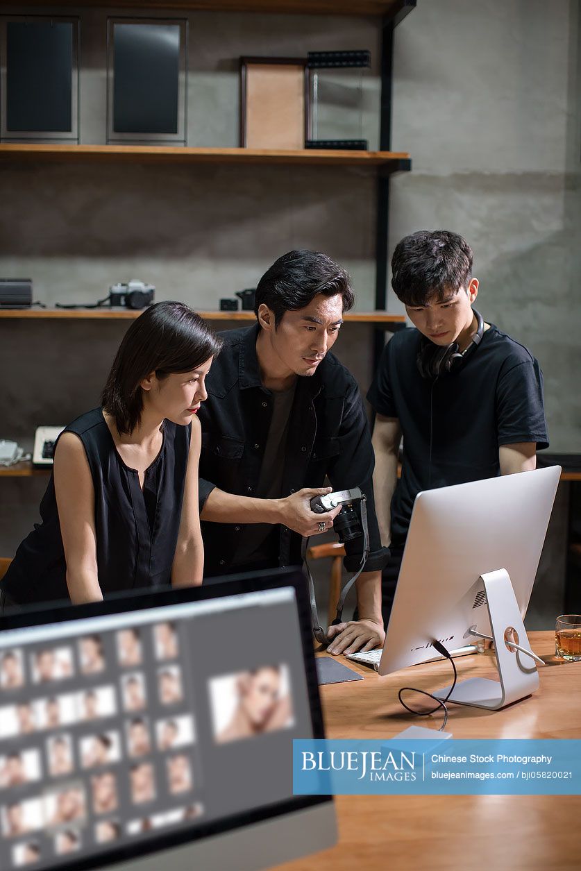 Chinese photographers working in studio-High-res stock photo for download