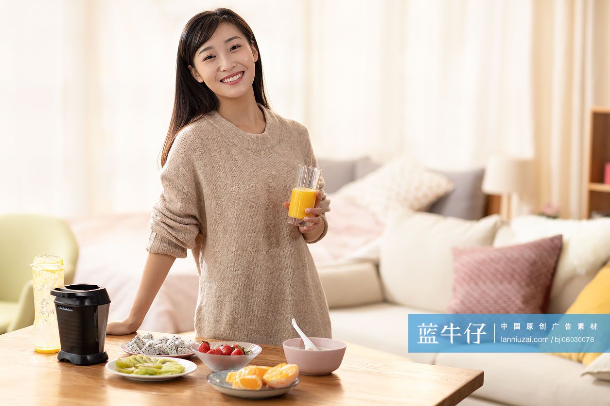 年轻女士在家榨果汁