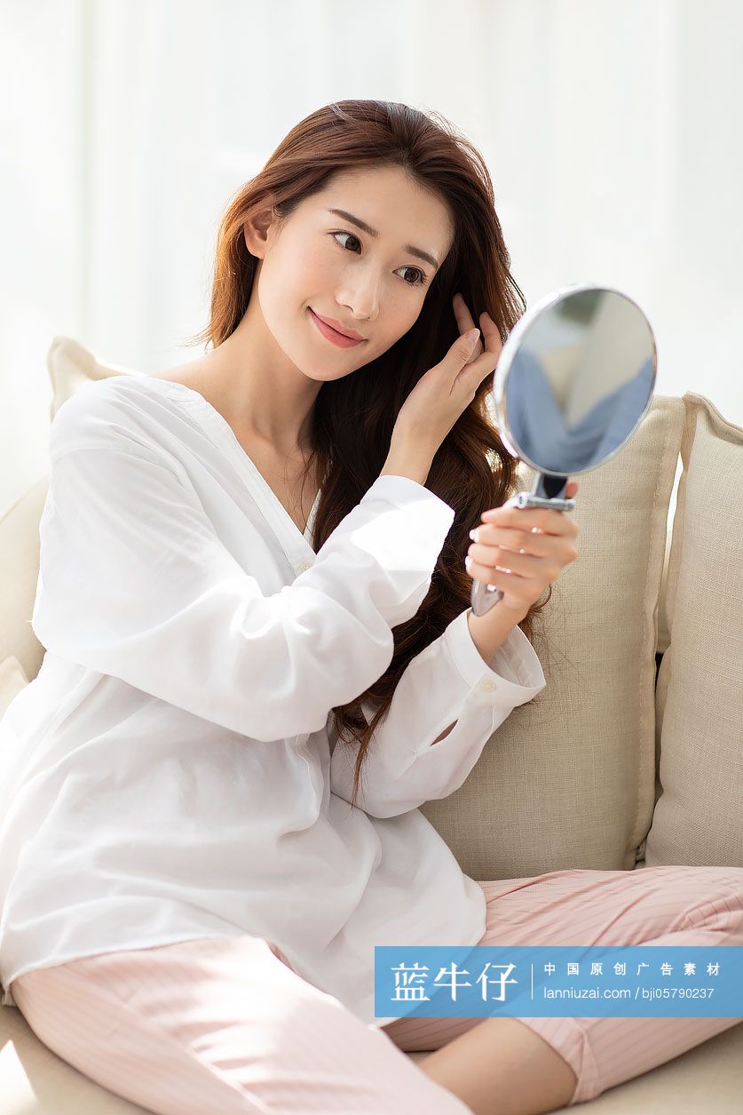 年轻女士美容护肤