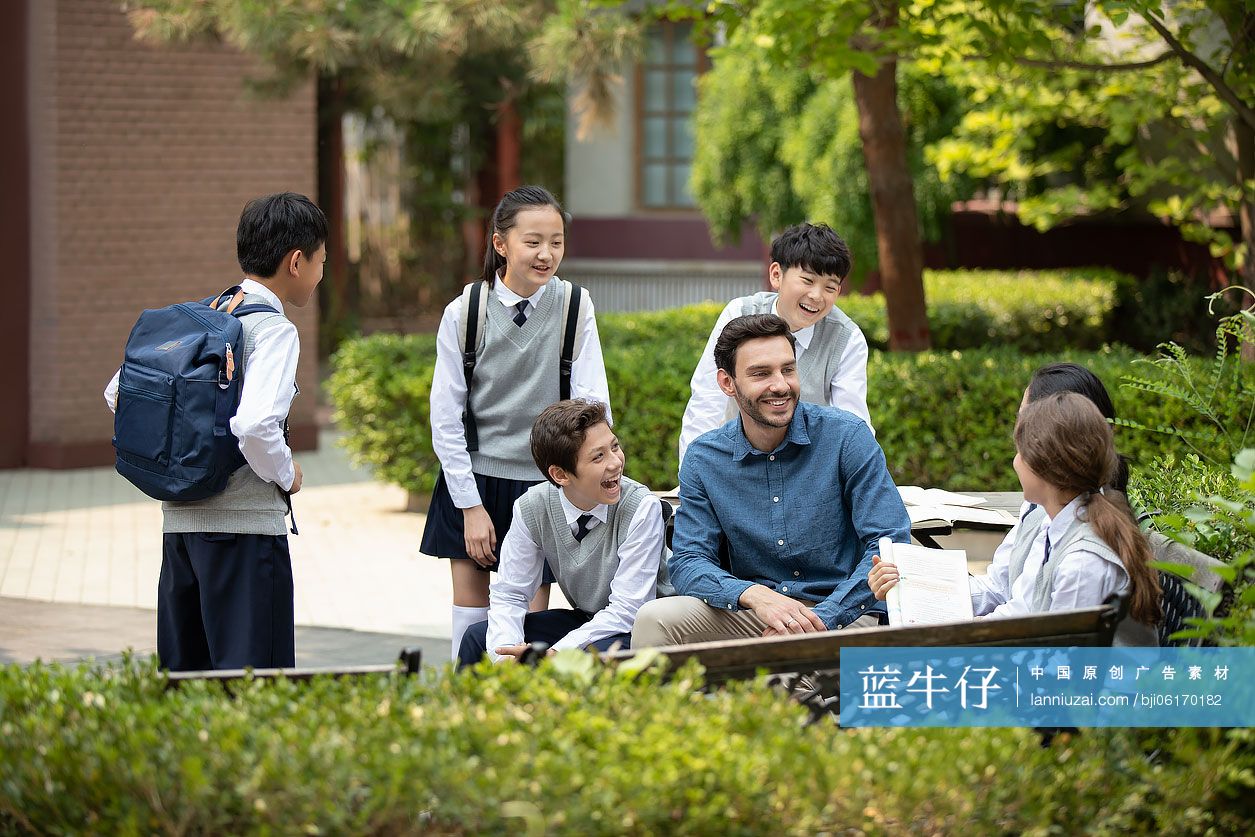 老师和学生在校园里