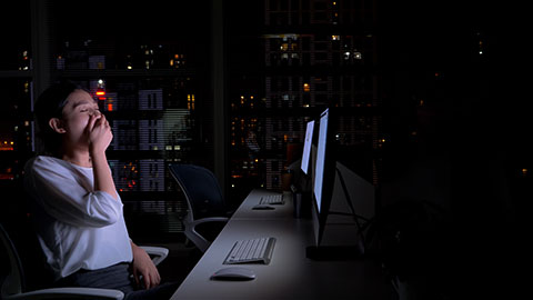 Young Chinese businesswoman working late in office,4K