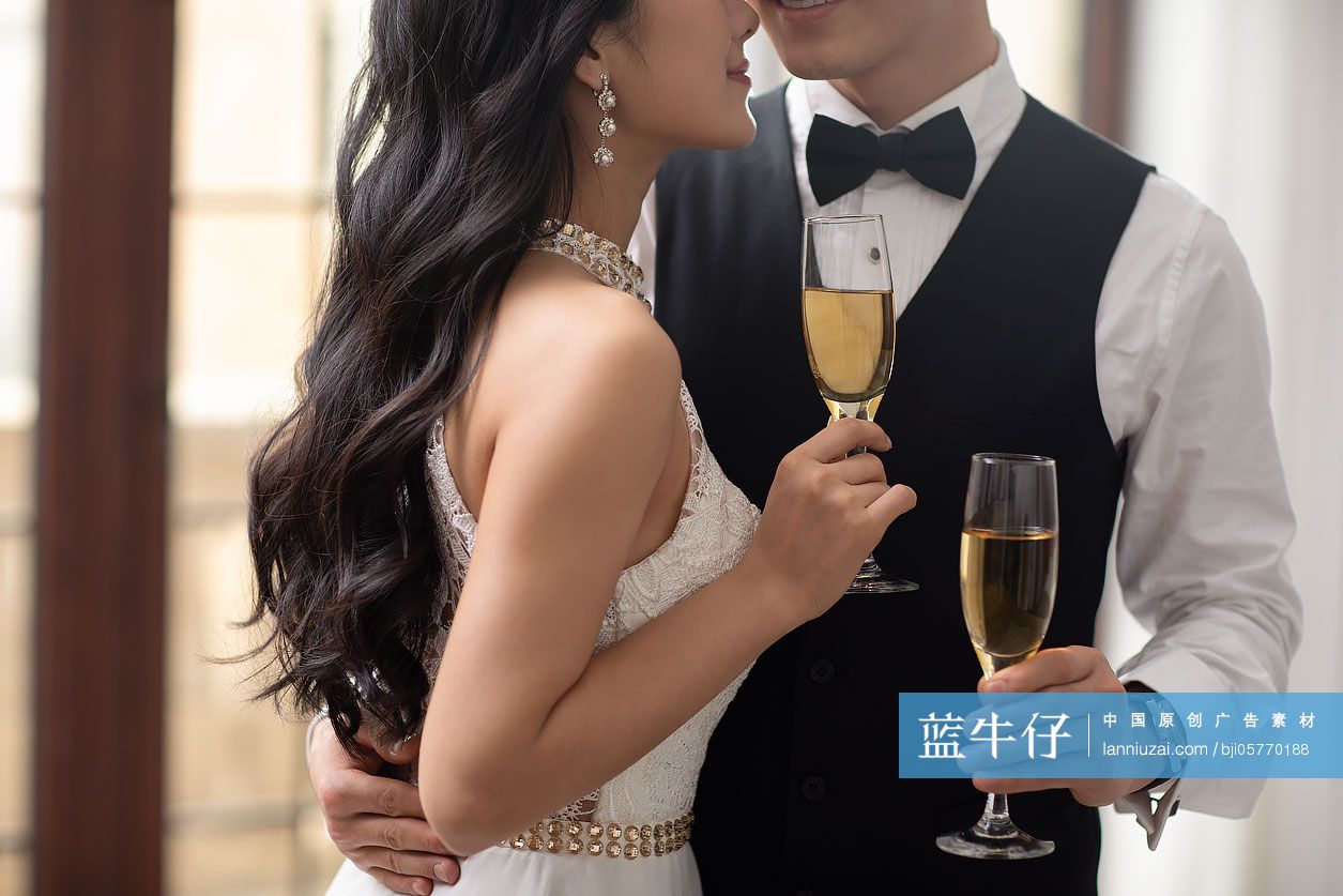 年轻夫妇在家共享甜蜜时光