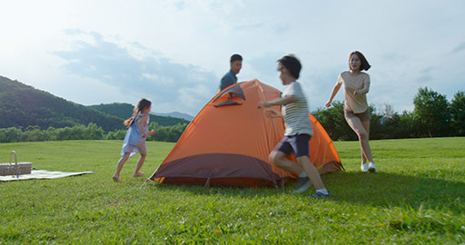 快乐年轻家庭户外露营