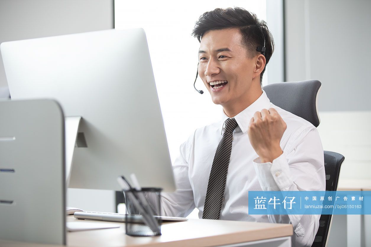 年轻商务男士在办公室工作