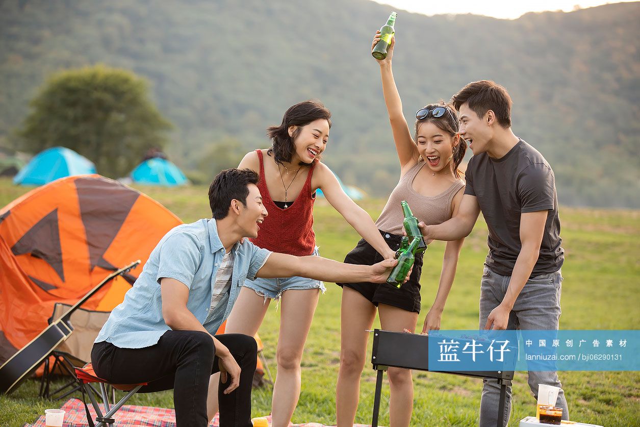 快乐的年轻朋友在户外烧烤