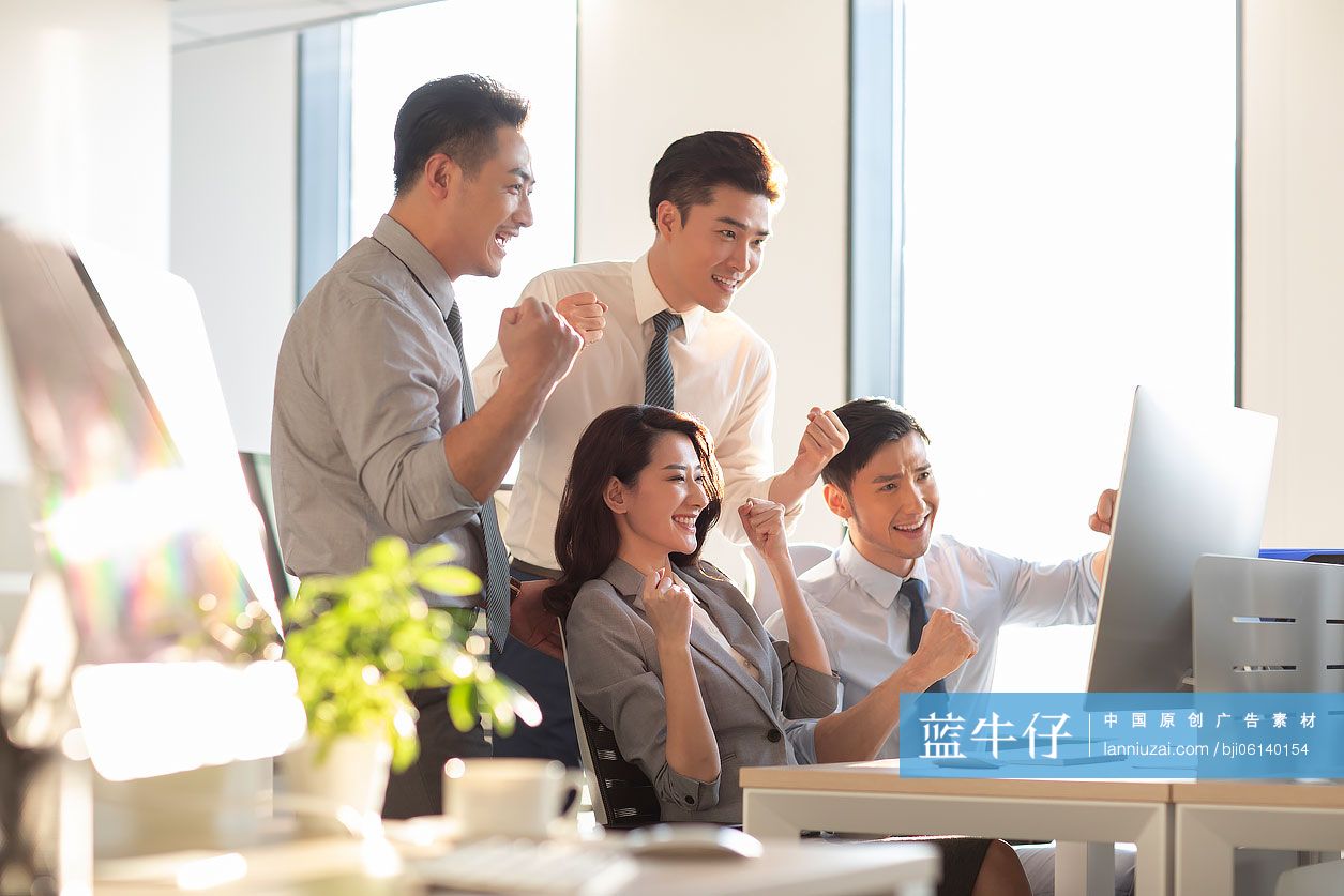 成功商务人士在办公室庆祝