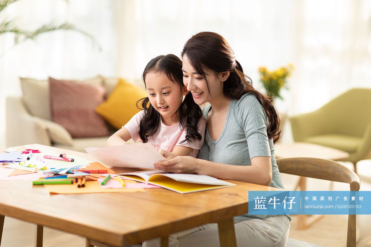 快乐的母女俩在家画画