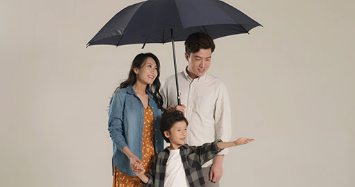 Happy Chinese family with an umbrella,4K