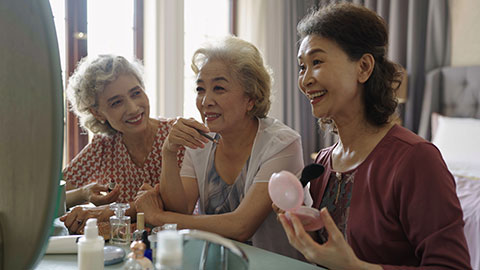 Senior Chinese friends applying makeup at home,4K