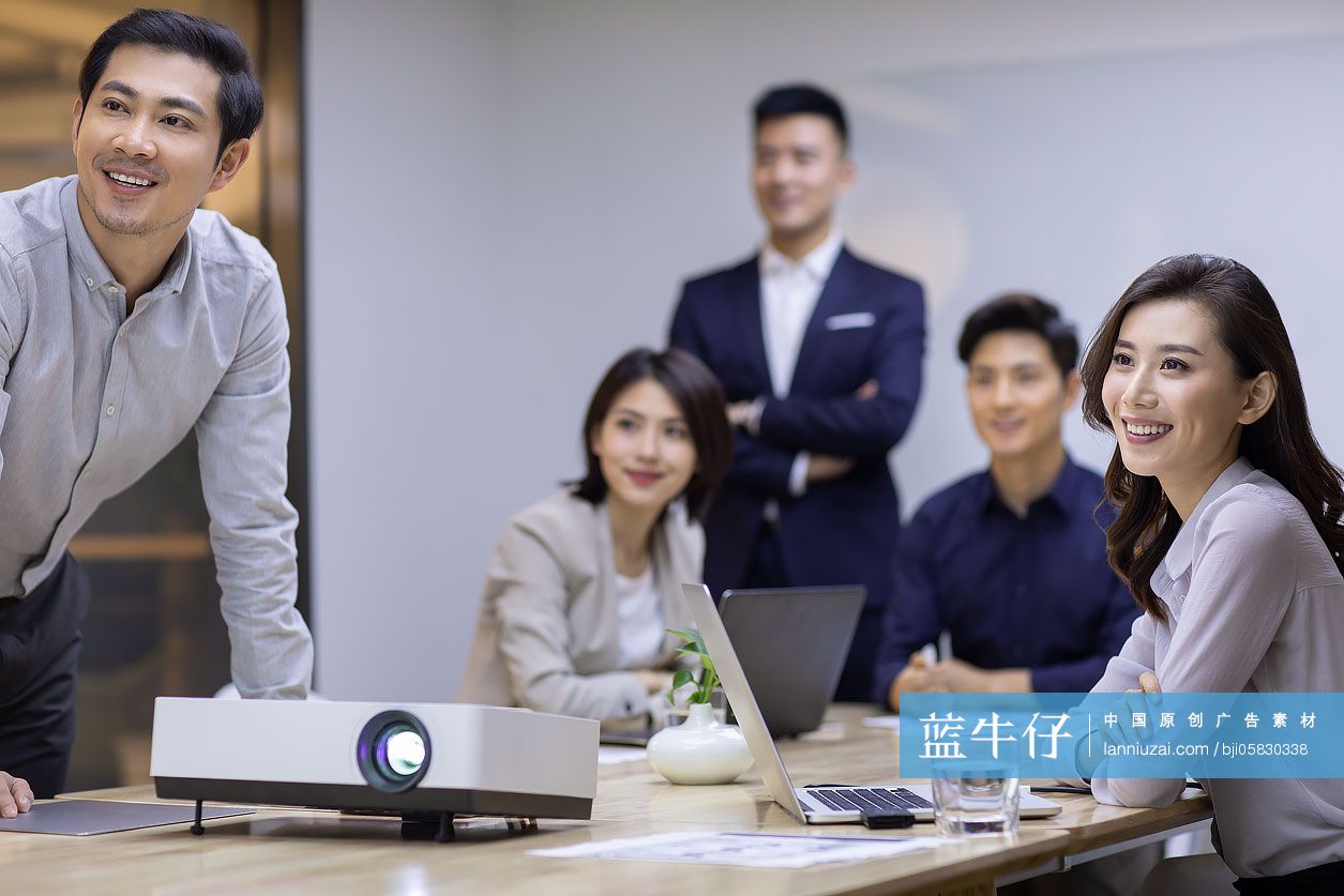 商务人士在会议室观看投影