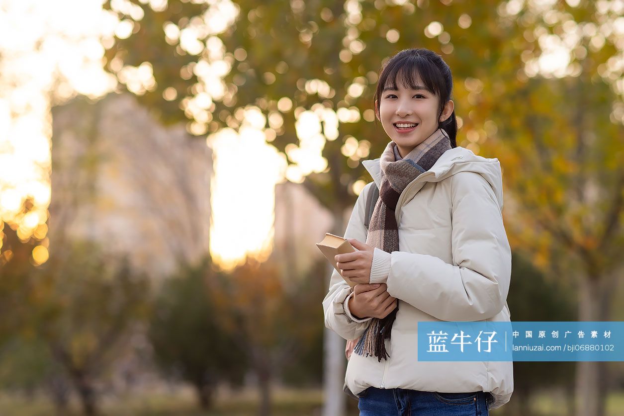 快乐的大学生肖像