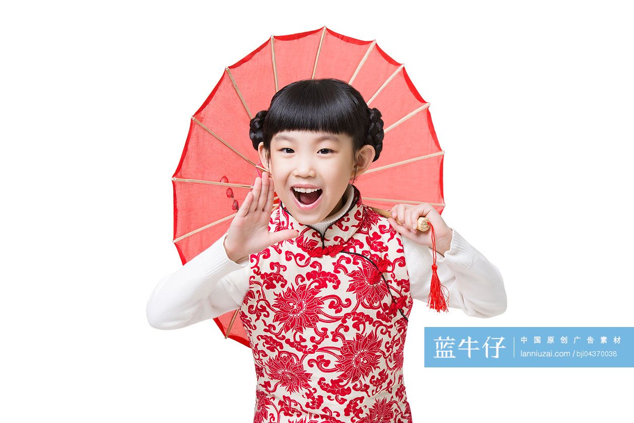 快乐的小女孩撑着一把油纸伞大喊