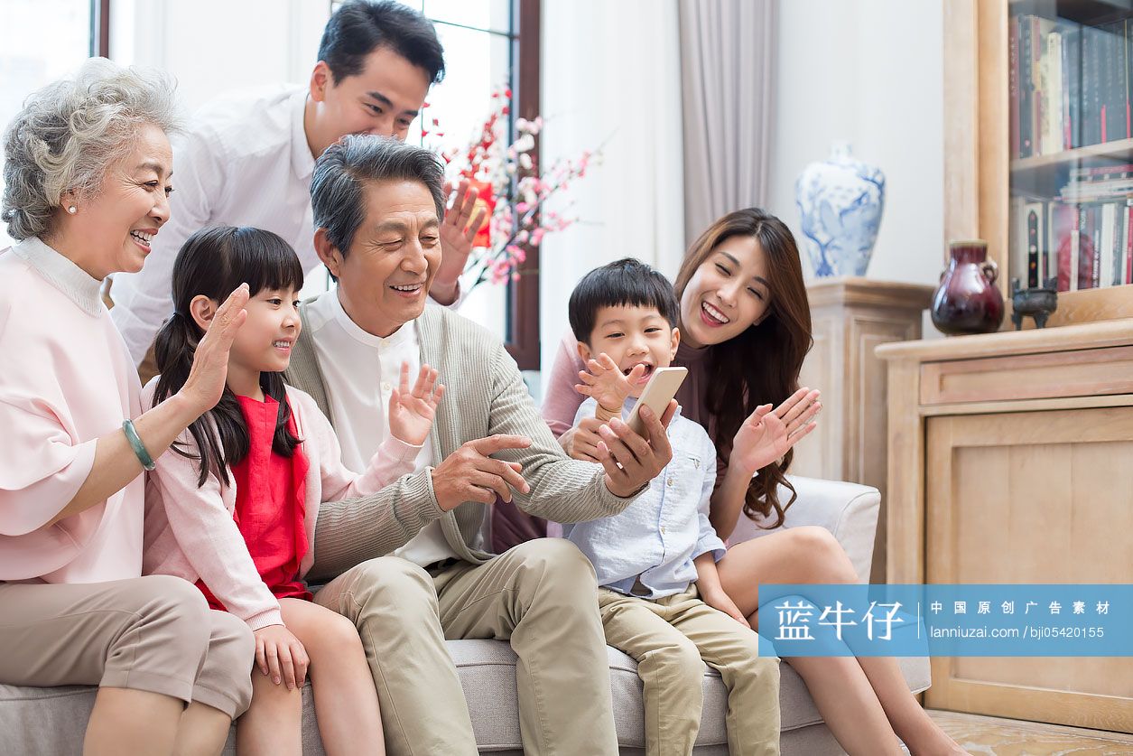 快乐家庭新年用手机视频聊天