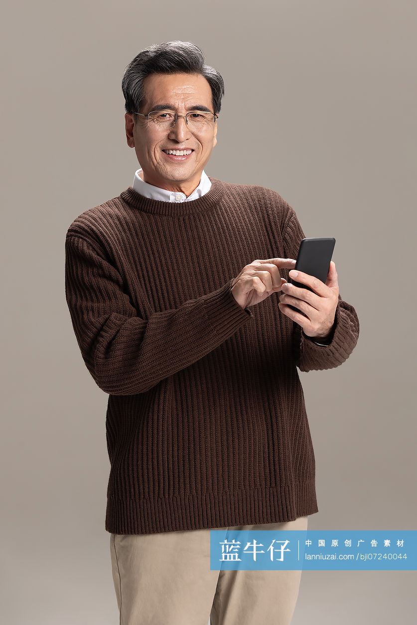 老年男子与智能手机