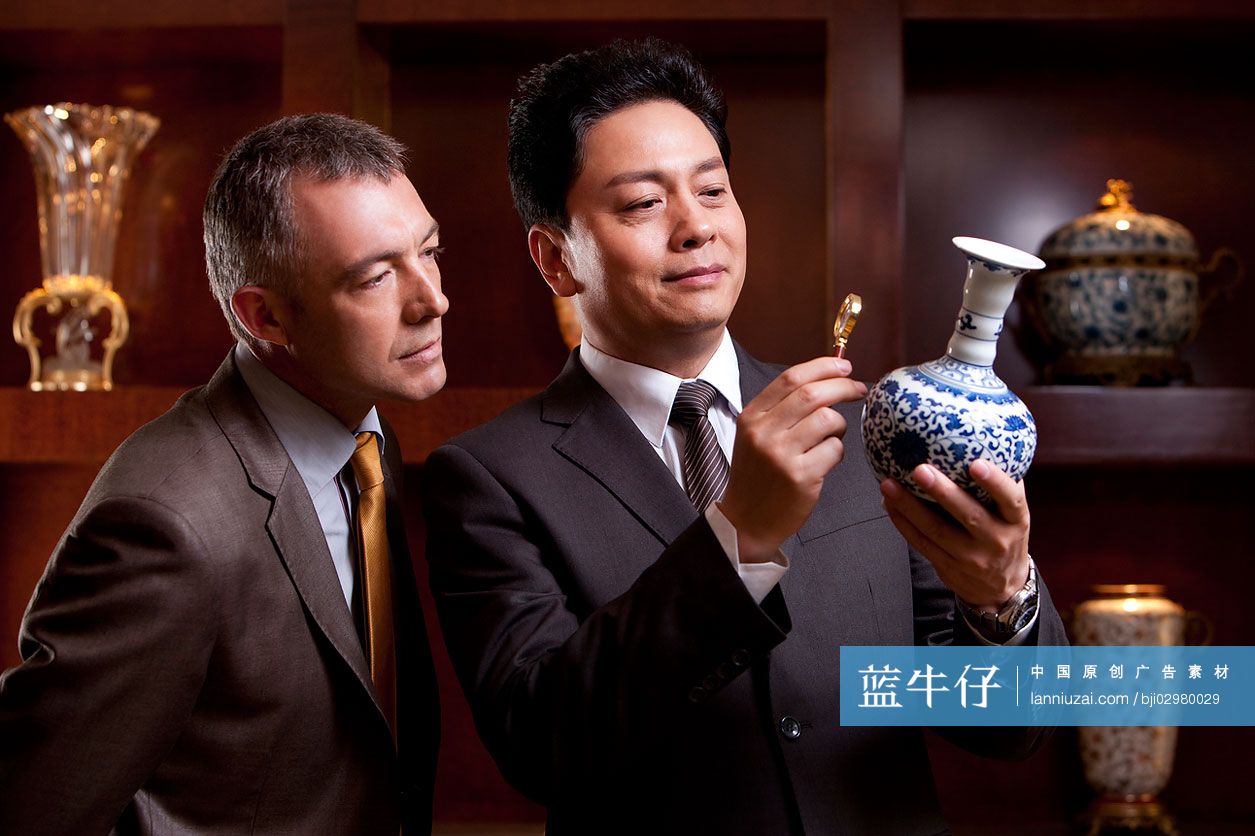 成功商务男士欣赏古董