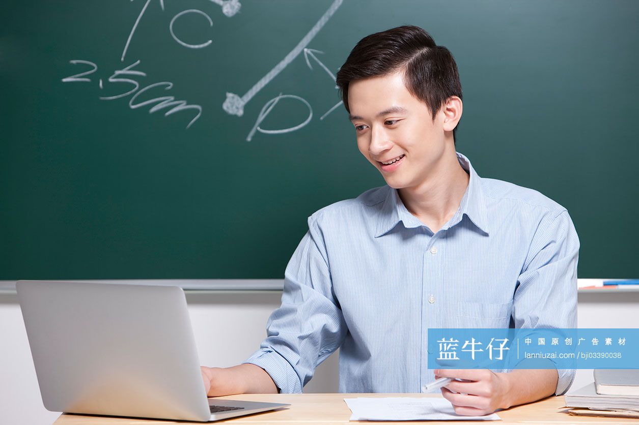 男老师在课堂上使用笔记本电脑