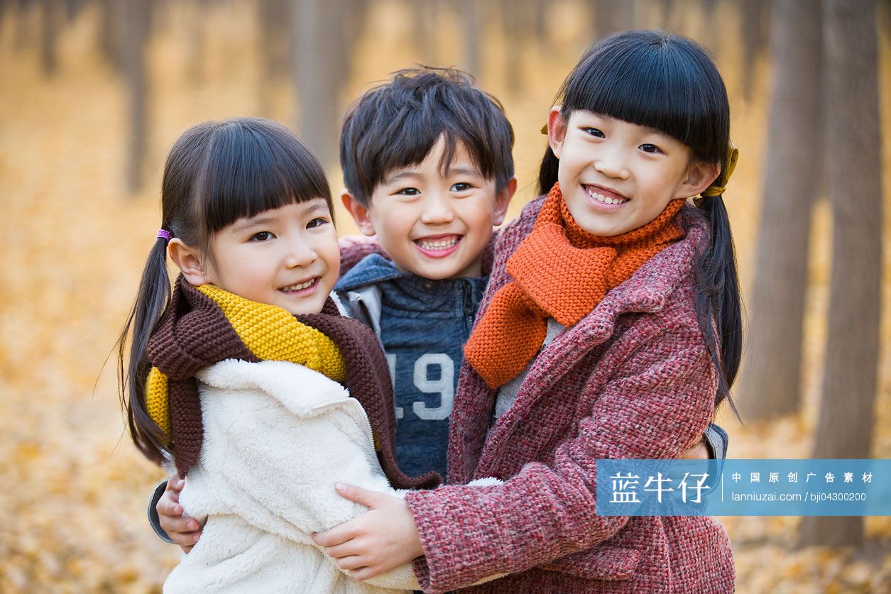 三个小孩拥抱