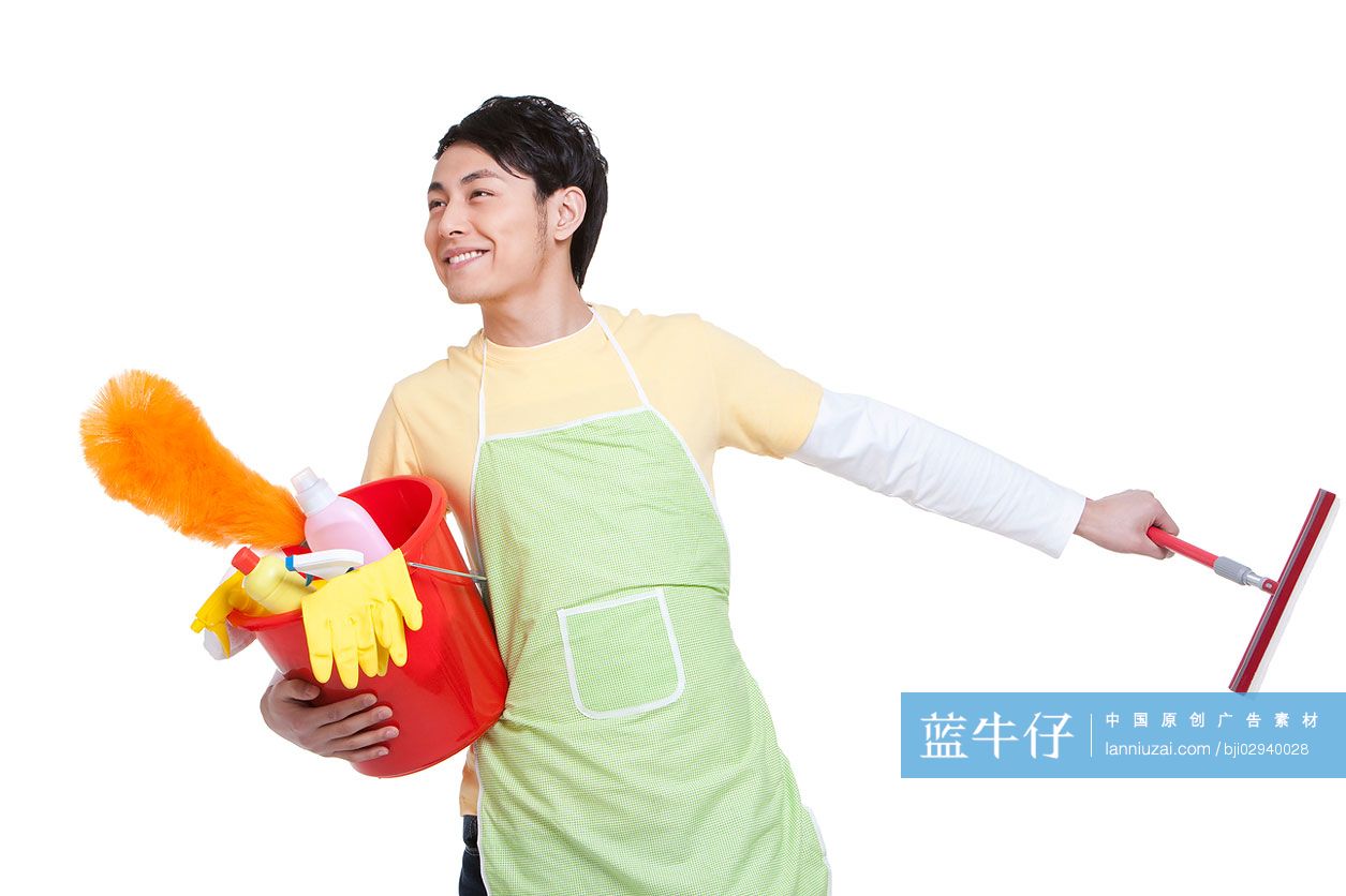 居家青年男性和清洁用品