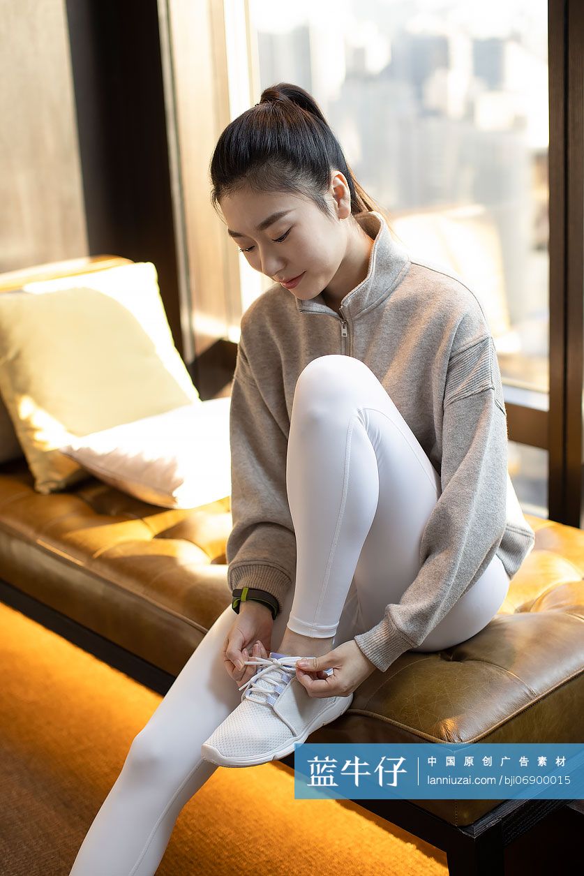 年轻女子准备去锻炼