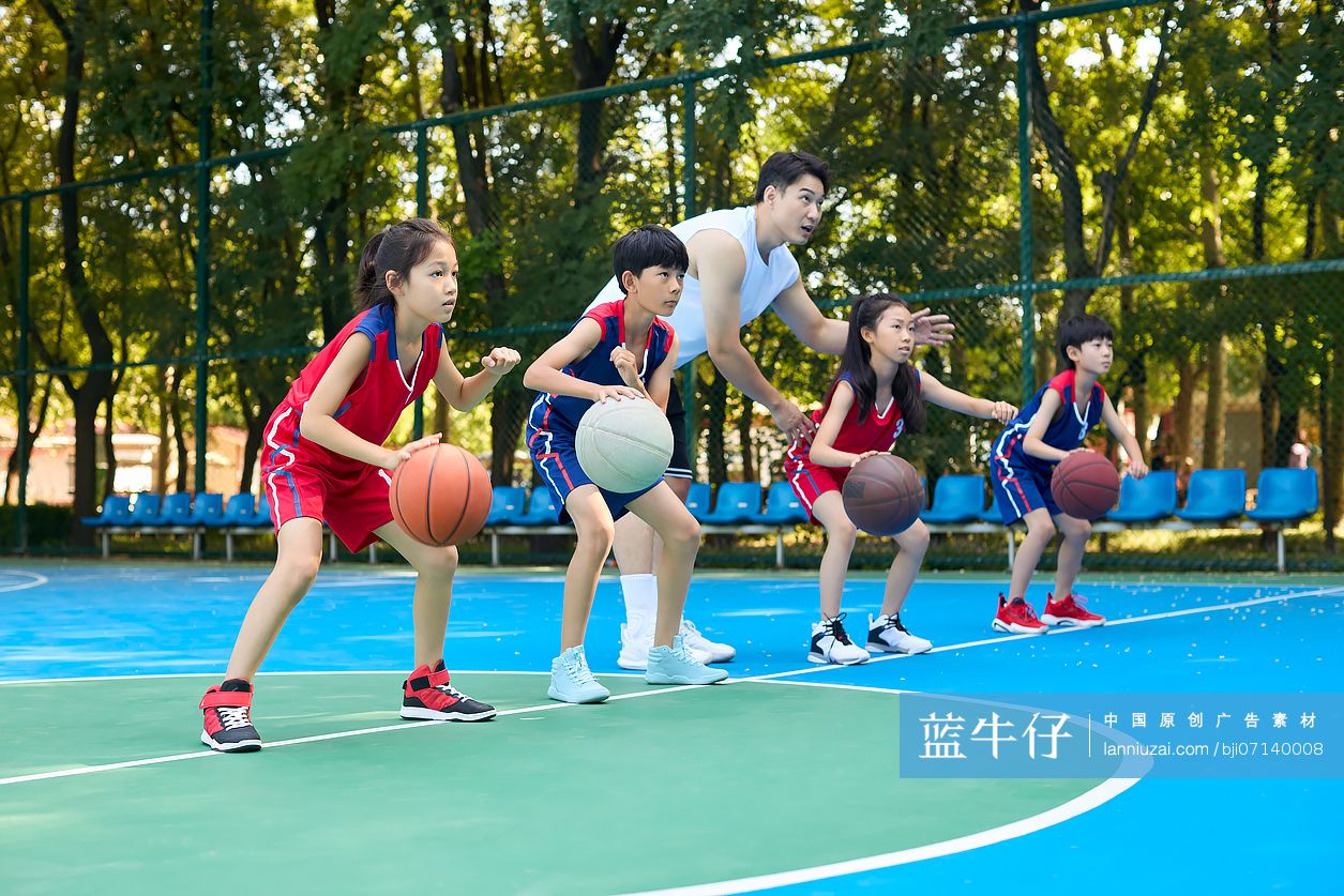 孩子们上篮球课