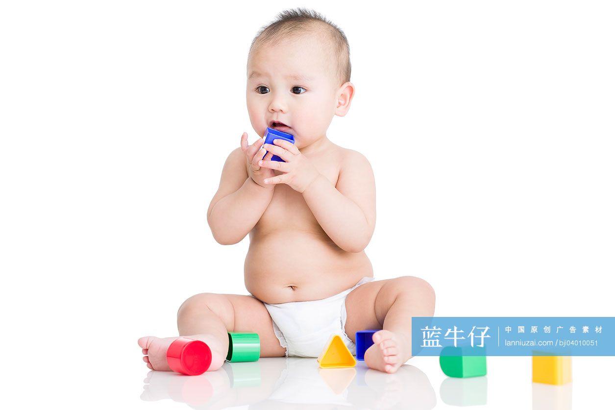 可爱的男婴玩积木