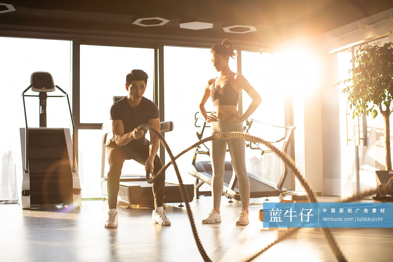 年轻女士上私教课