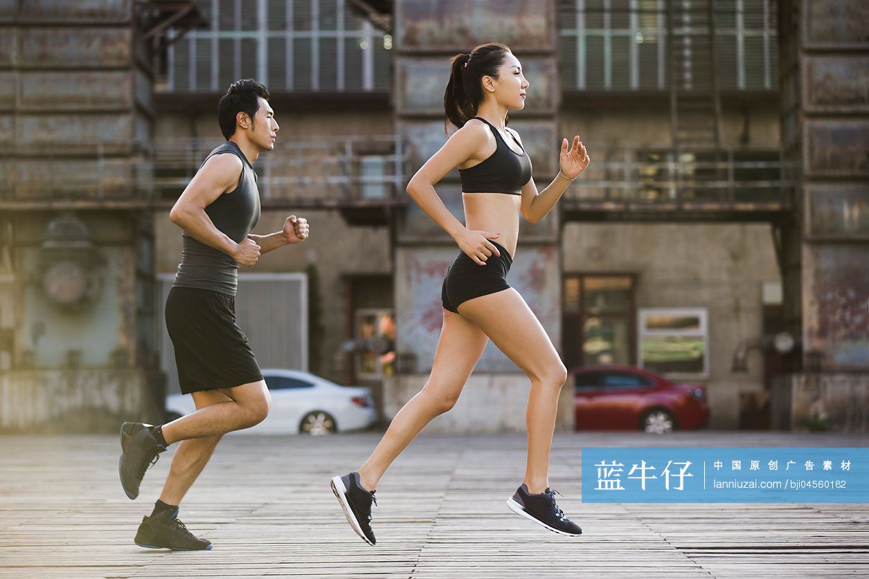 年轻人户外跑步锻炼