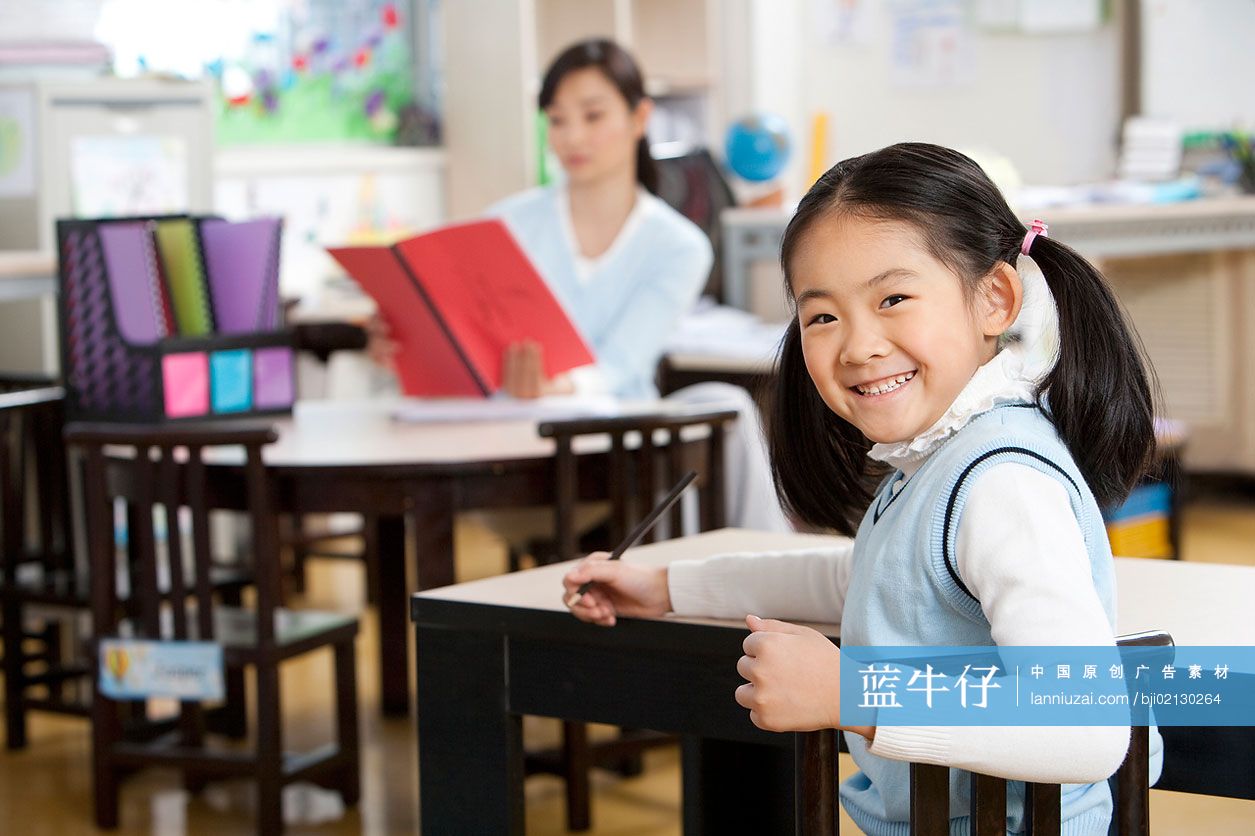 老师和小学生在课堂