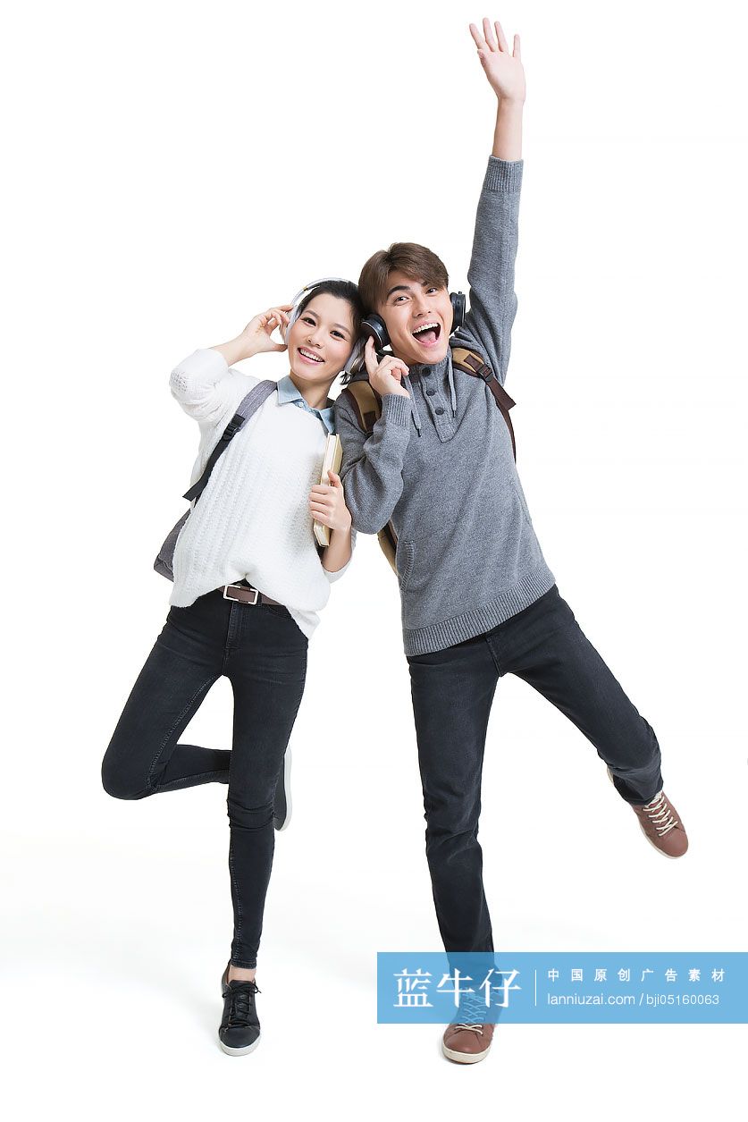 开心的大学生戴着耳机听音乐