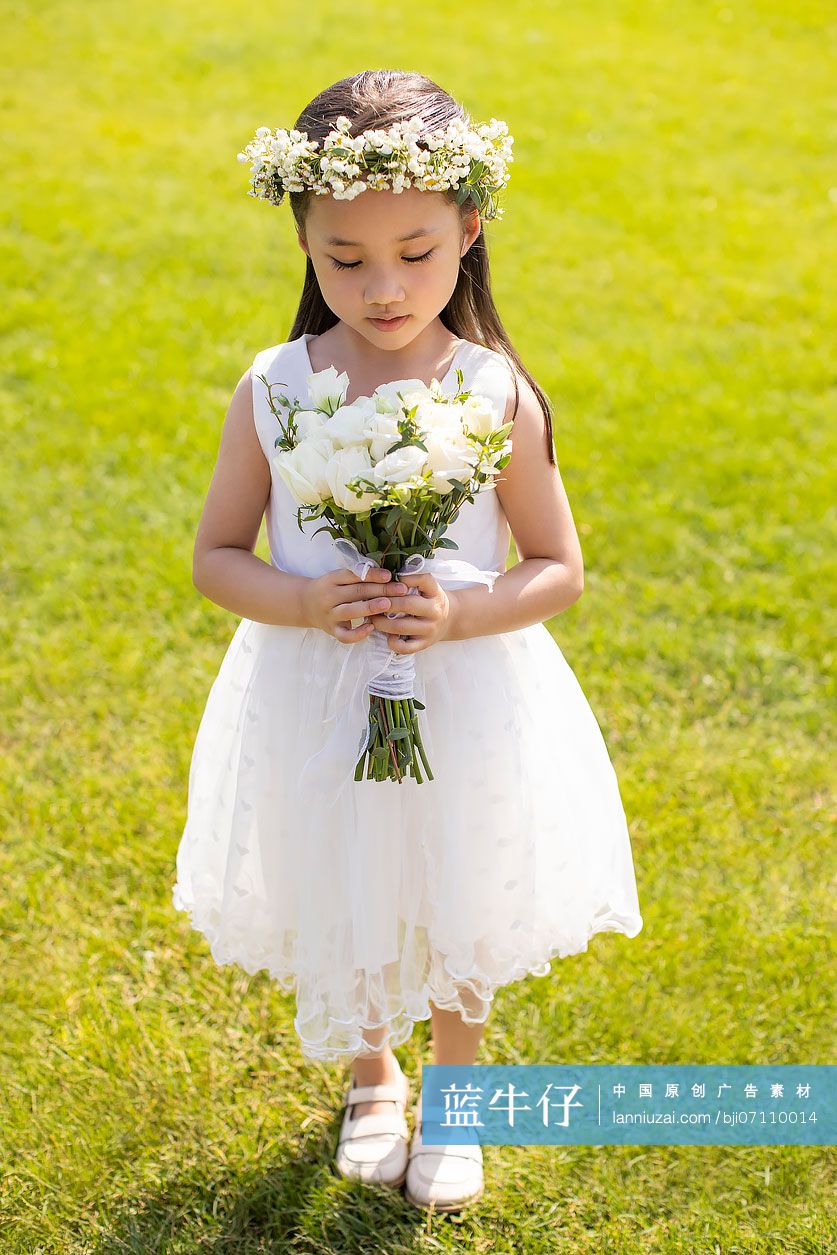 可爱的婚礼花童拿着捧花
