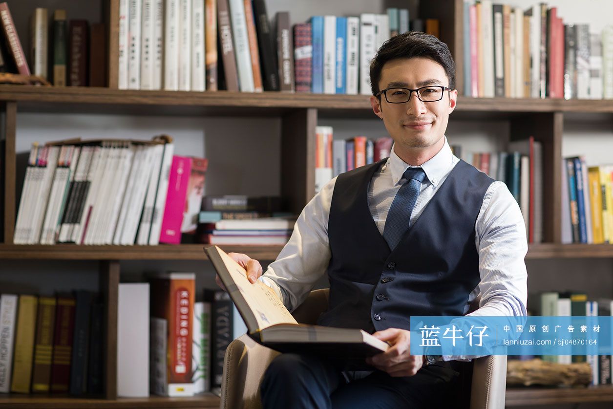 年轻商务男子在书房读书