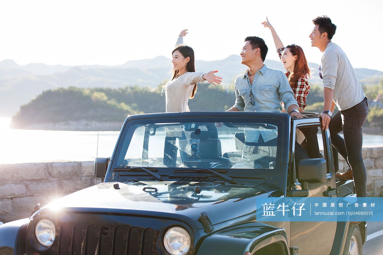年轻人开吉普车出游
