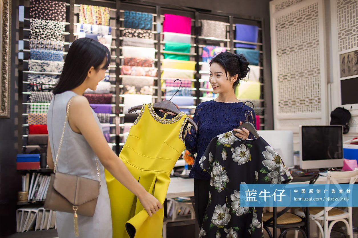 服装店店主帮助顾客挑选衣服