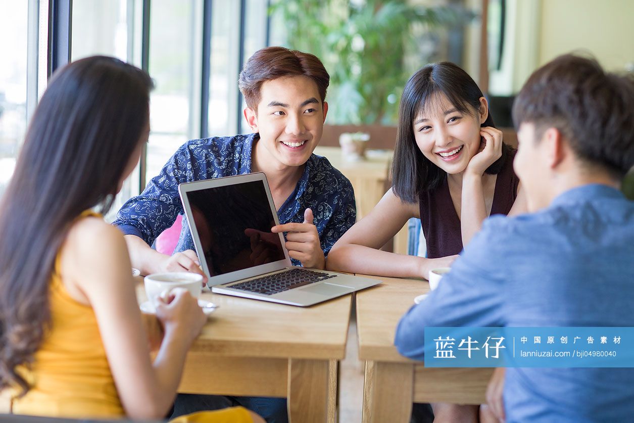 年轻人在咖啡馆使用笔记本电脑