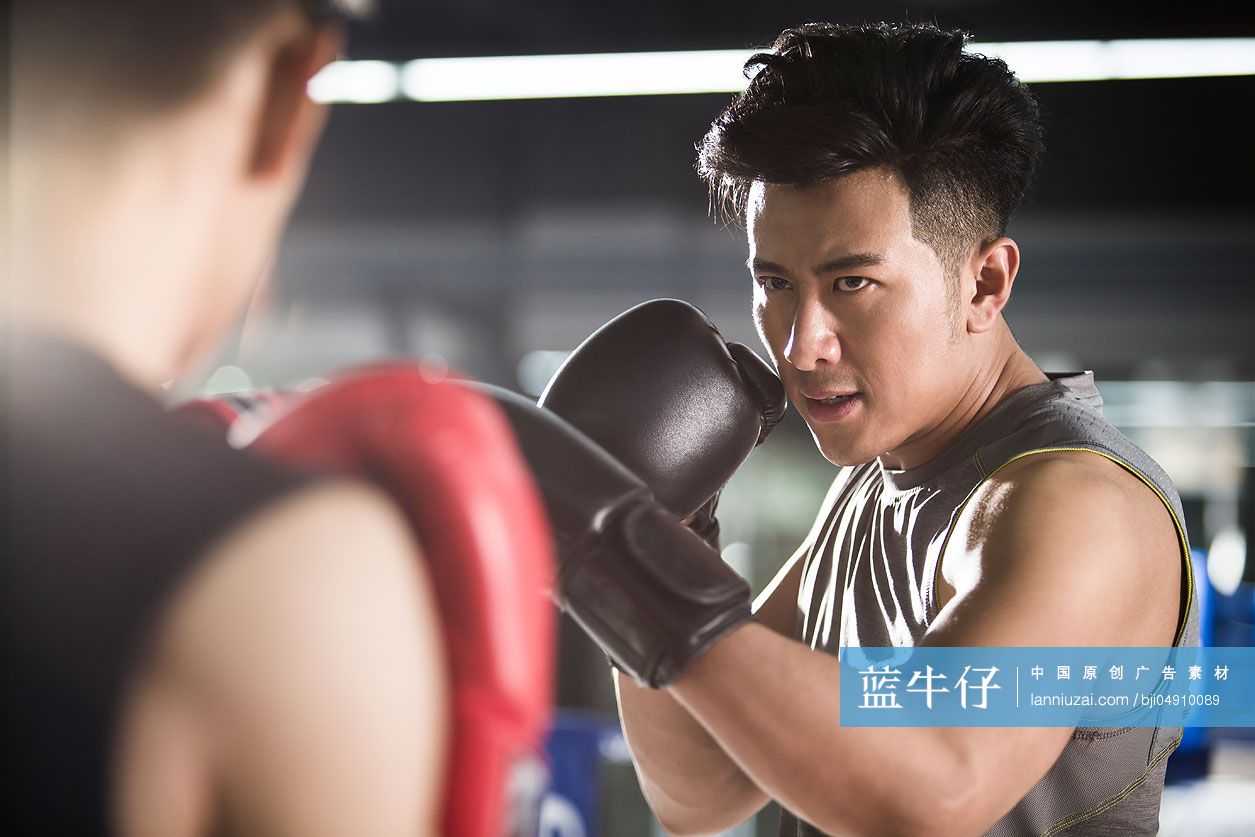 拳击手在擂台上对决