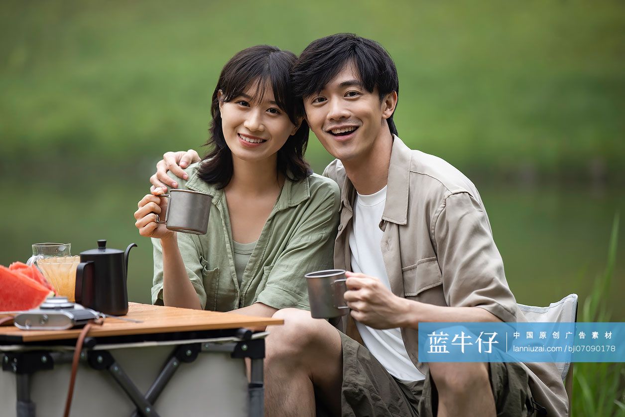 年轻情侣户外野餐