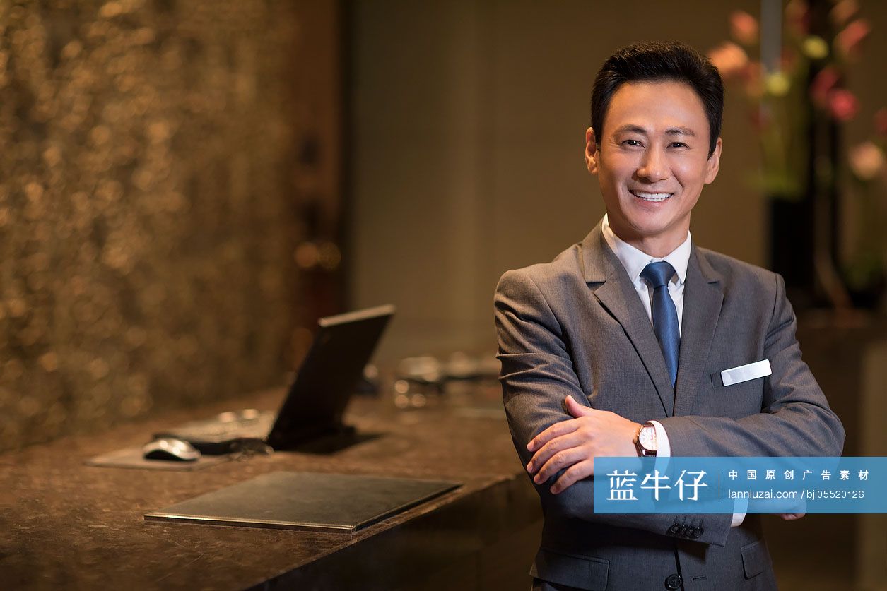自信的酒店经理肖像