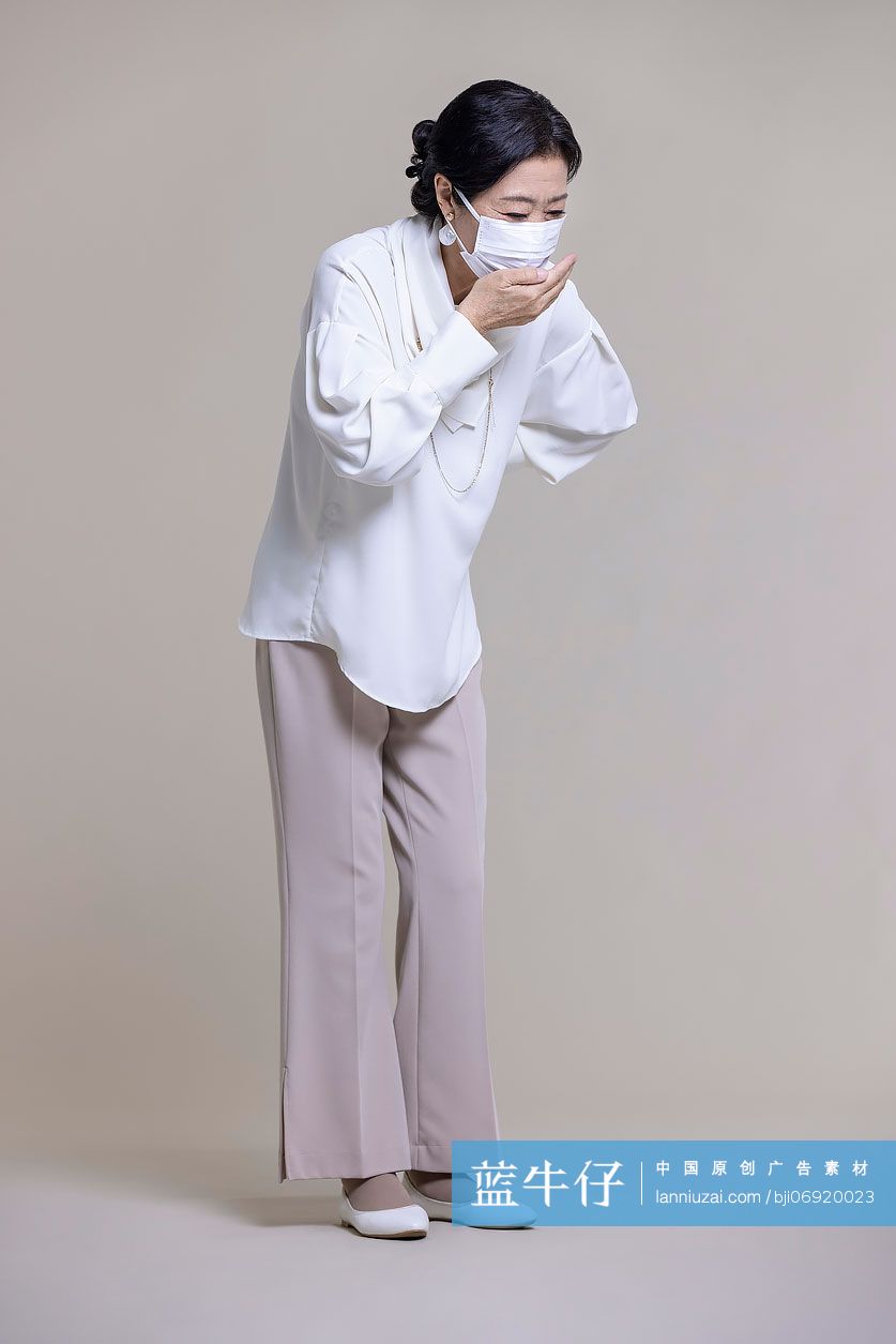 老年女子身体不舒服