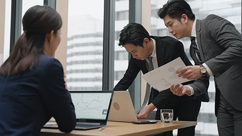 Confident Chinese business people having a meeting,4K