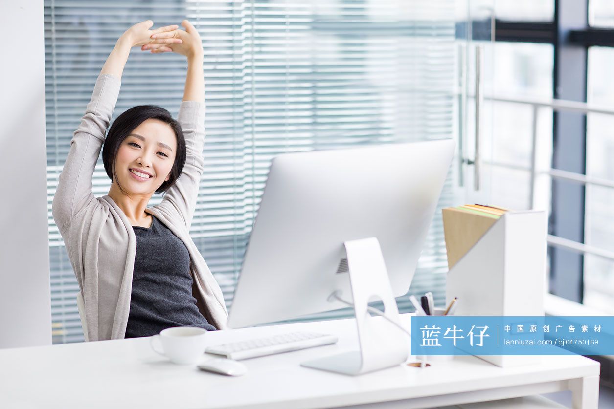年轻女子在办公室休息