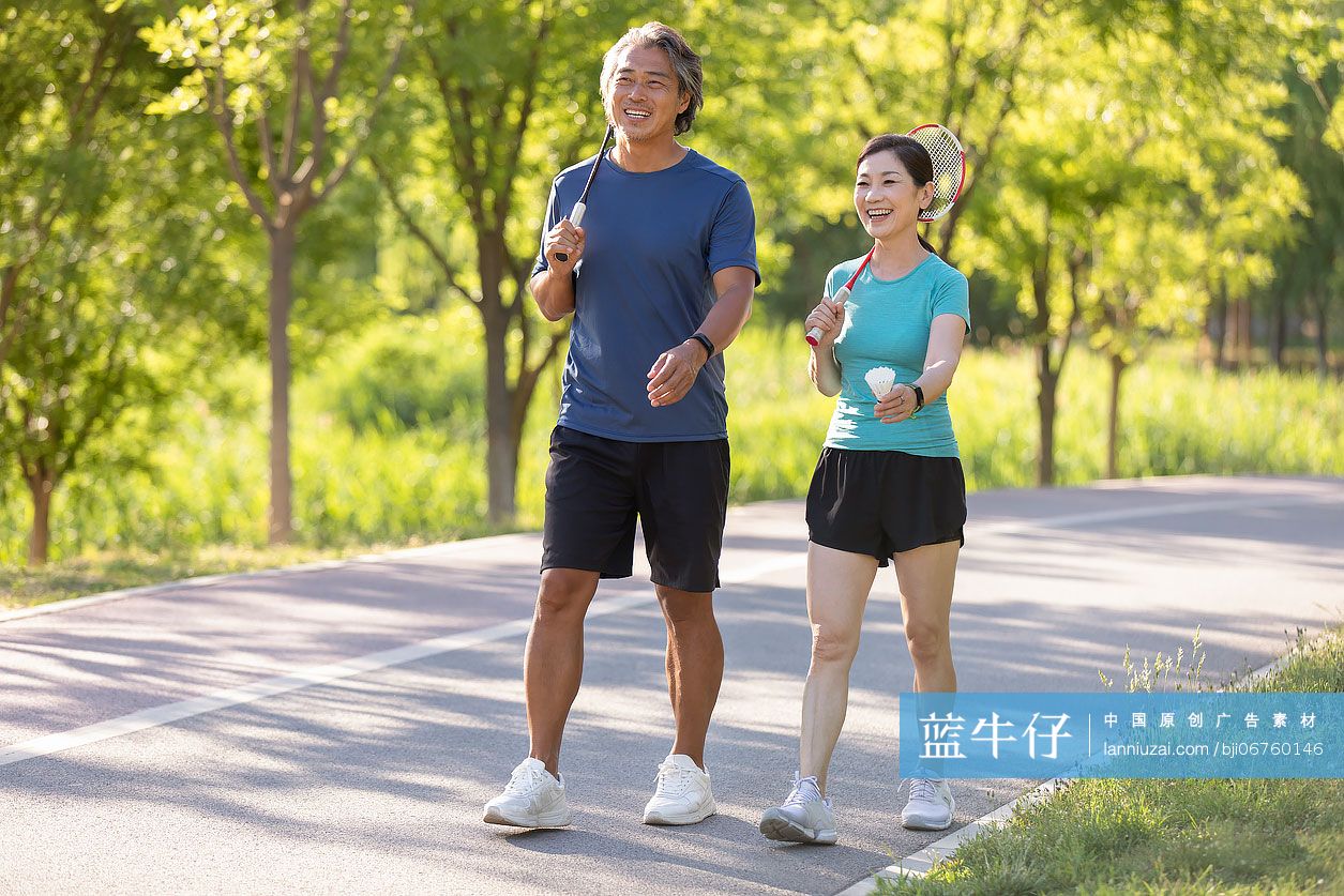 开心的中老年夫妇在公园放松身心