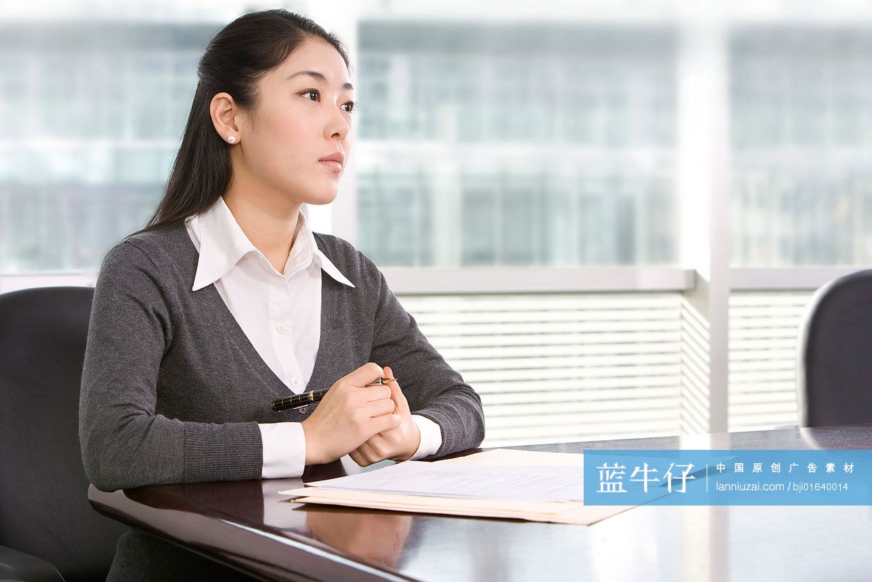 会议桌上冥想的商务女士